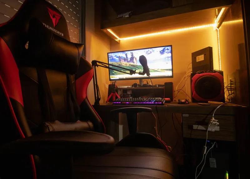 Auriculares gaming todo en uno o micro de sobremesa: ocho meses de reuniones, streams y partidas para saber cuándo la comodidad se convierte en un lastre