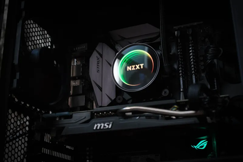 Caja gaming grande o formato compacto: meses de pruebas reales para medir temperaturas, costes y la practicidad del día a día