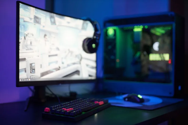 Curvo o plano en gaming: analizamos 7 monitores durante semanas para saber si la inmersión justifica el coste y el espacio que ocupan